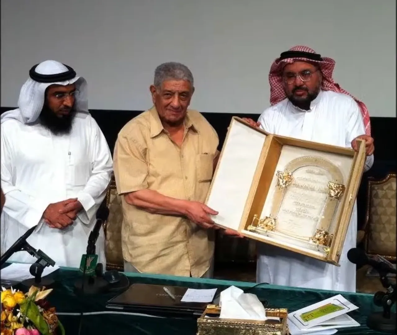 عبد التواب يوسف يتسلّم شهادة تكريم