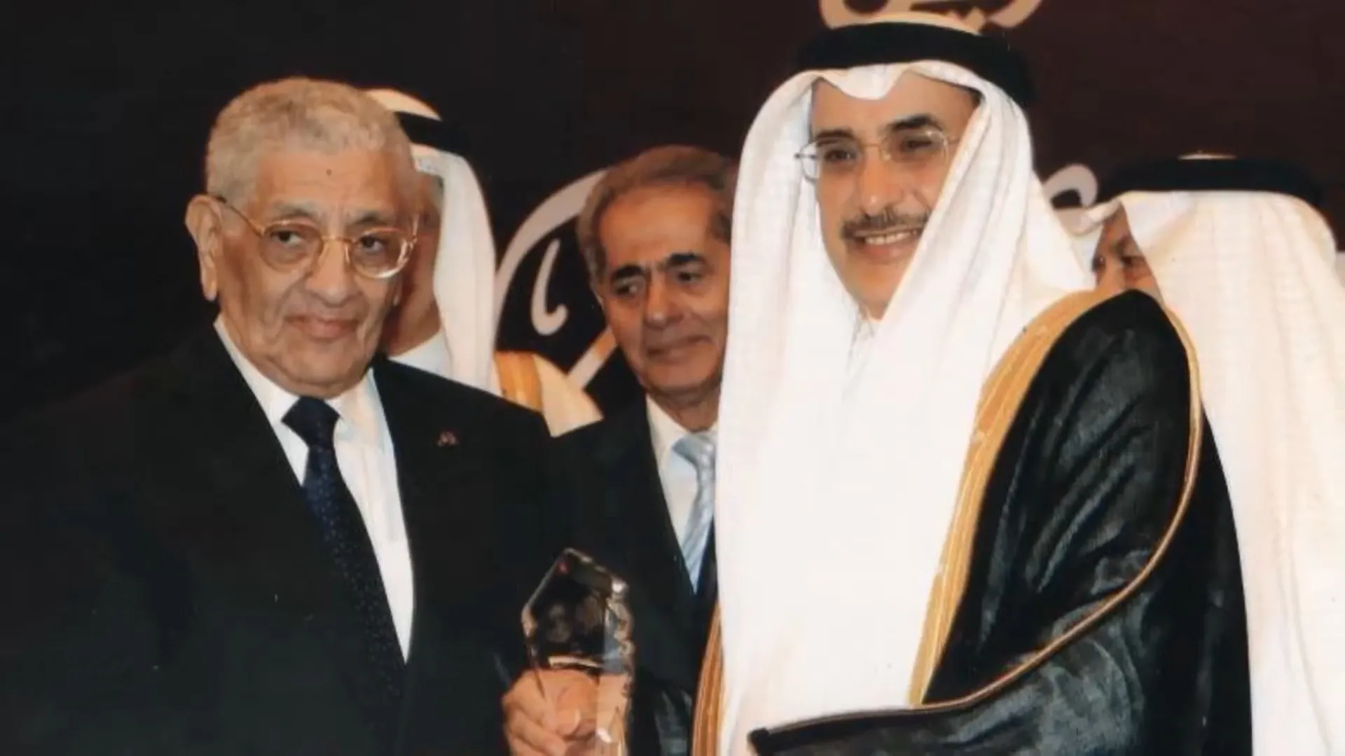 عبد التواب يوسف يتسلّم جائزة يوسف بن أحمد كانو البحرينية، 2013