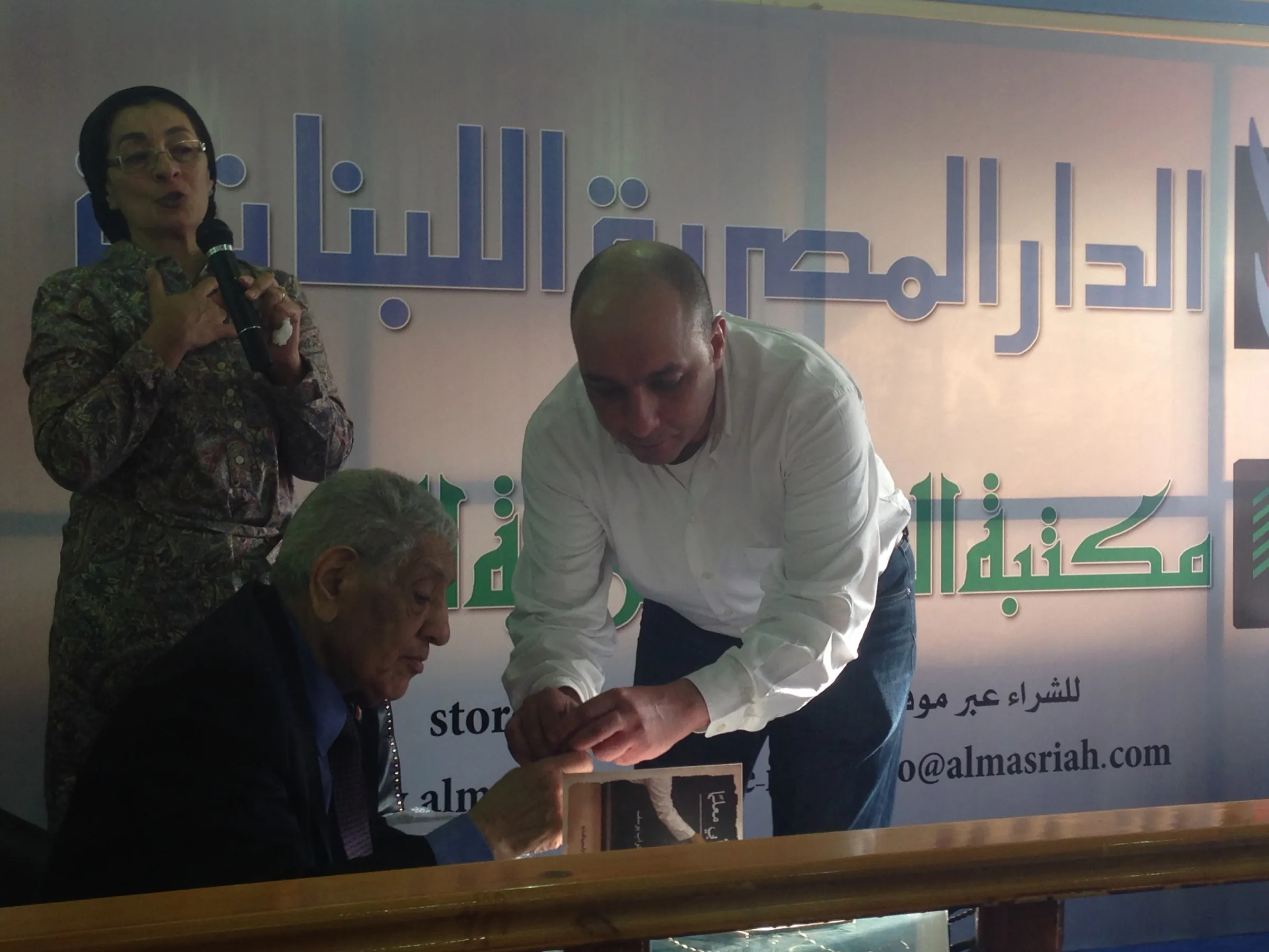 عبد التواب يوسف وابنه عصام يوسف في جناح الدار المصرية اللبنانية، 30 يناير 2014