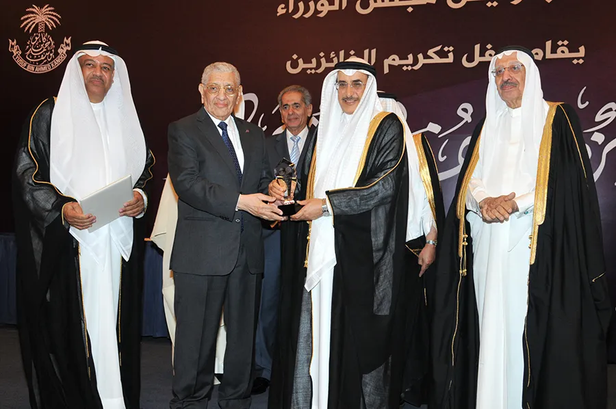 عبد التواب يوسف على المنصة مع درع جائزة يوسف بن أحمد كانو، حفل تكريم الفائزين بالدورة السابعة، البحرين 2013.
