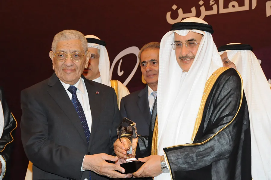 عبد التواب يوسف يتسلّم درع جائزة يوسف بن أحمد كانو الكريستالي في حفل تكريم الفائزين بالدورة السابعة، البحرين 2013.