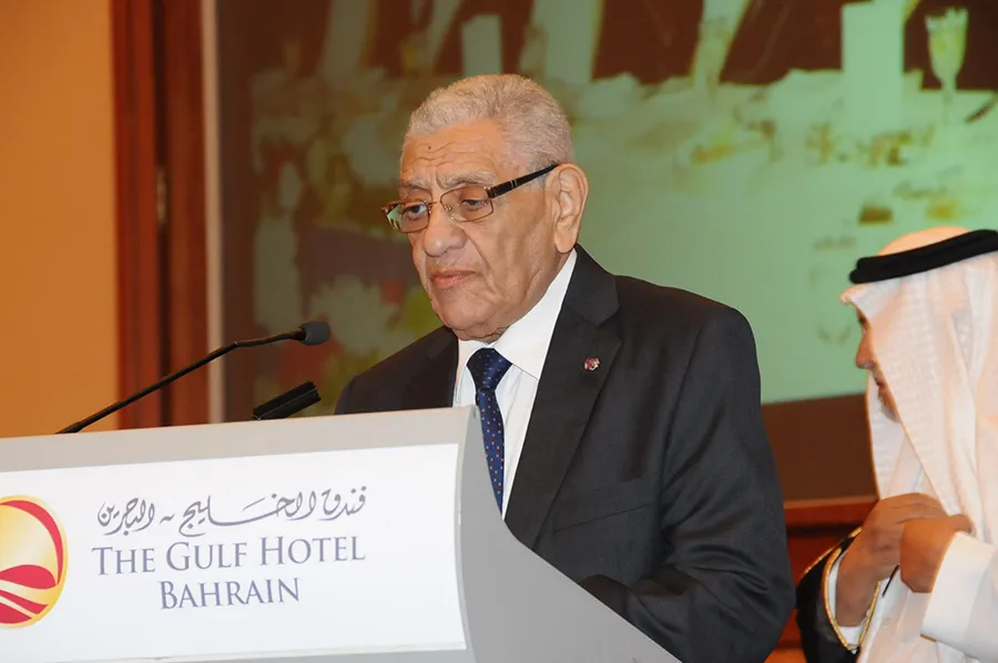 عبد التواب يوسف يلقي كلمته في حفل تكريم الفائزين بجائزة يوسف بن أحمد كانو، فندق الخليج بالبحرين 2013.