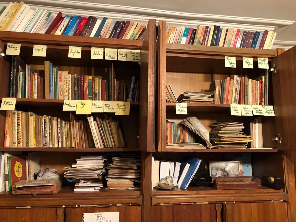 رفوف من مكتبة عبد التواب يوسف